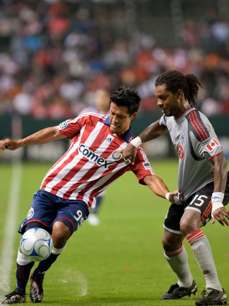 Eduardo Lillingston and Adrian Serioux fight to keep the ball inbounds during the match — Stock Photo, Image