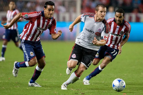 Chad Barrett dribbling lontano da Maykel Galindo & Jesus Padilla durante il match — Foto Stock