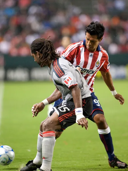 Adrian Serioux and Eduardo Lillingston fighting for the ball during the match — Stock Photo, Image