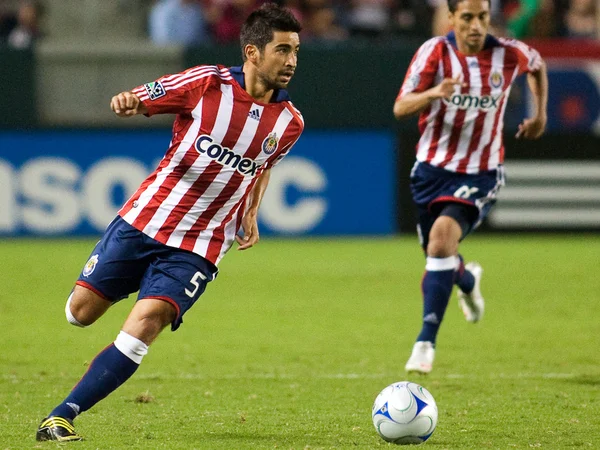 Paulo Nagamura dribbling the ball up field during the match — Stock Photo, Image