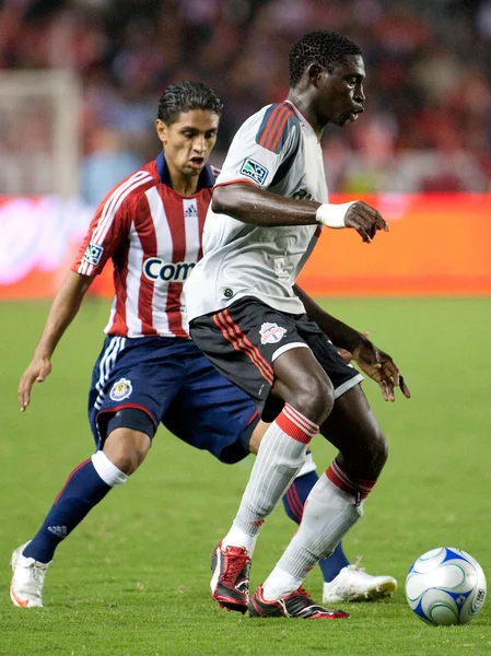 Mario Trujillo défendant contre Emmanuel Gomez lors du match — Photo