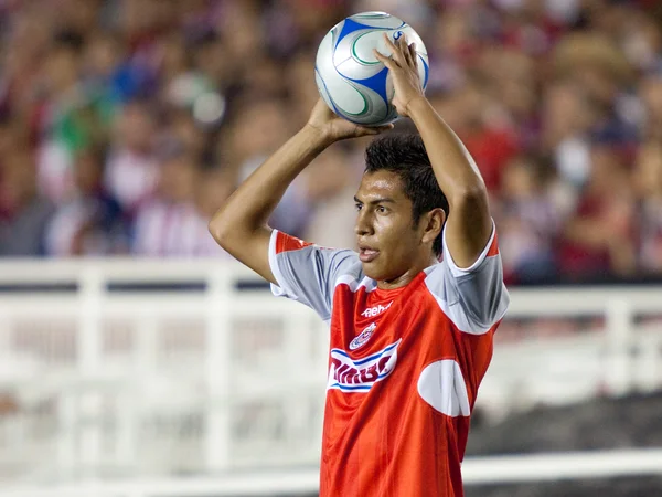 Omar Esparza prima di lanciare la palla in gioco durante la partita — Foto Stock