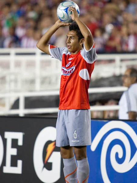 Omar esparza před házení míče do hry během zápasu — Stock fotografie