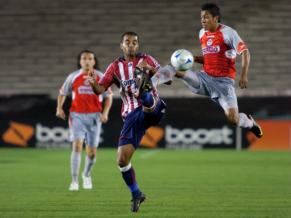 Omar Esparza et Maicon Santos se battent pour le ballon pendant le match — Photo