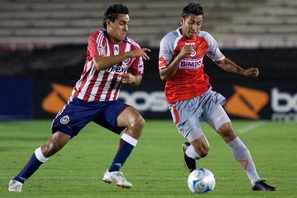 Jesús Padilla y Omar Esparaza en acción durante el partido —  Fotos de Stock