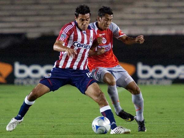 Jesús Padilla y Omar Esparaza en acción durante el partido —  Fotos de Stock