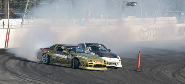 Kyle Mohan e Michael Essa competem na Toyota Speedway durante a rodada de Fórmula Drift — Fotografia de Stock