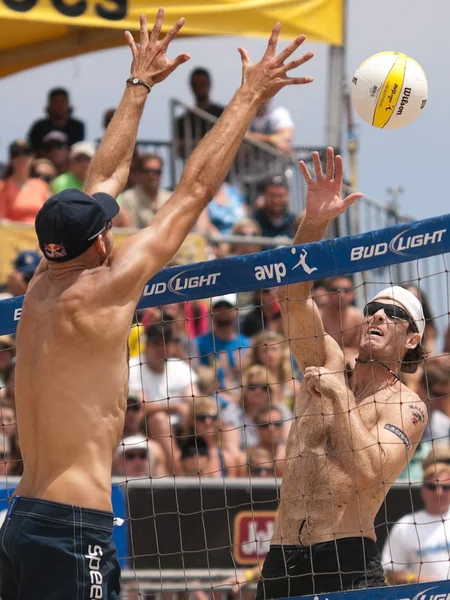 Phil Dalhausser and Todd Rogers vs. John Hyden and Sean Scott take part in volleyball match — Stock Photo, Image