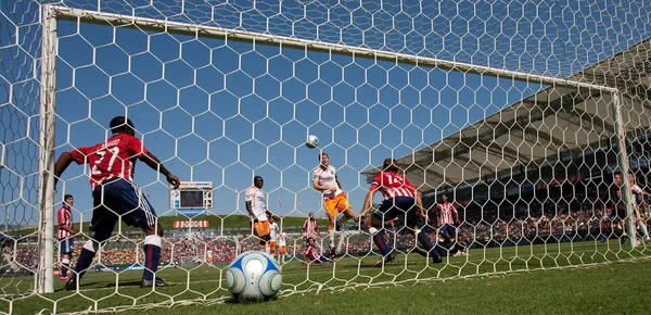 Header by Andrew Hainault resulting in a Dynamo goal during the match — Stock Photo, Image