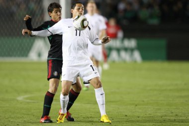 Jonathan dos santos ve leo bertos top için mücadele