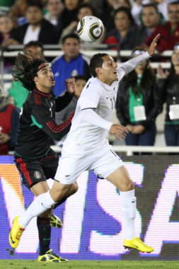 Braulio luna ve leo bertos maç sırasında top için mücadele