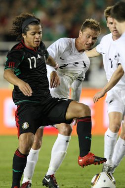 giovani dos santos, maçın ikinci yarısında Yeni Zelanda savunma tarafından saldırıya