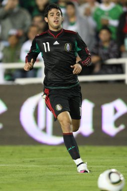 Carlos vela topu maç sırasında kovalayan