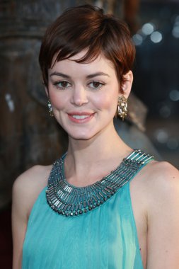 çatışma titans Premiere Nora zehetner katılır