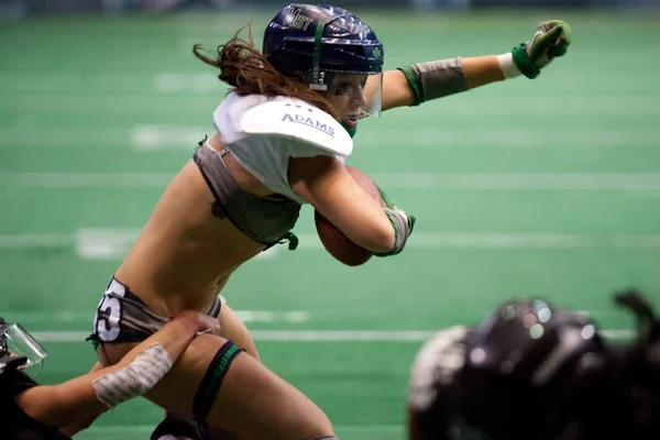 Lindsay Blaine siendo abordada durante el partido —  Fotos de Stock