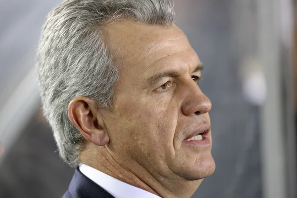 Mexicos head coach Javier Aguirre before the start of the game — Stock Photo, Image