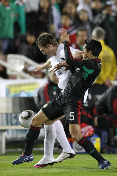 Chris Killen et Ricardo Osorio se battent pour le ballon pendant la première moitié du match — Photo