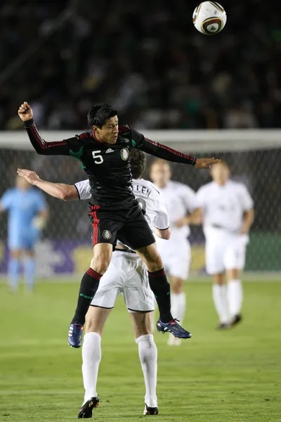 Рикардо Осорио возглавляет мяч во время игры — стоковое фото