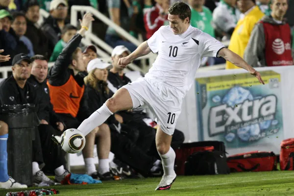 Chris Killen essaie de garder la balle en jeu pendant le match — Photo