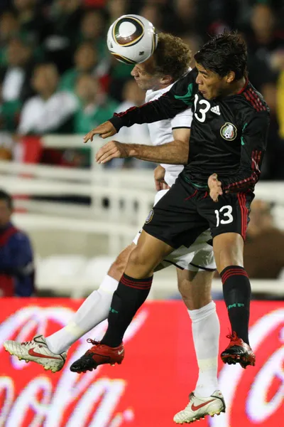 Simon Elliott et Jonathan Dos Santos en action pendant le match — Photo