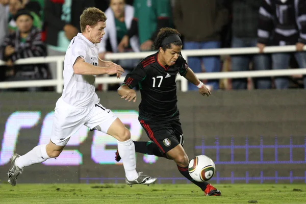 Michael McGlinchey and Giovani Dos Santos fight for the ball — Stock Photo, Image