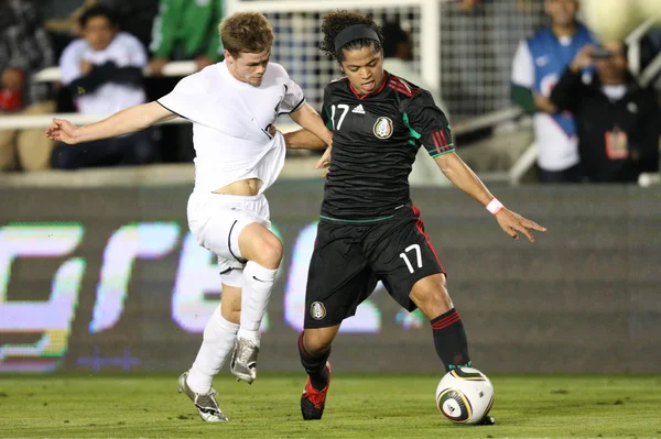 Michael McGlinchey y Giovani Dos Santos pelean por el balón durante el partido — Foto de Stock