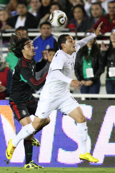 Braulio Luna et Leo Bertos se battent pour le ballon pendant le match — Photo