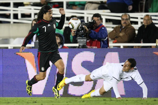 Браулио Луна выигрывает мяч после того, как Лео Бертос теряет равновесие во время матча — стоковое фото
