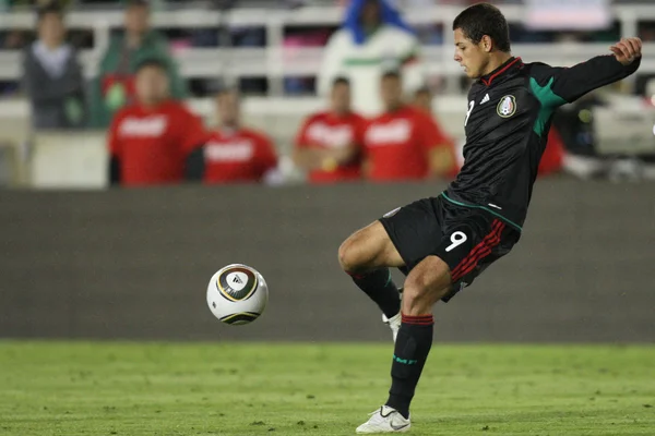 Javier Hernandez passe le ballon pendant le match — Photo