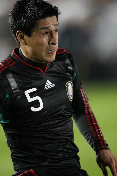 Ricardo Osorio watches the ball after he passes it up field during the match — Stock Photo, Image