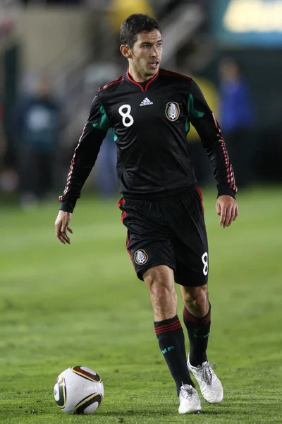 Israël Castro dribble la balle vers le haut du terrain pendant le match — Photo