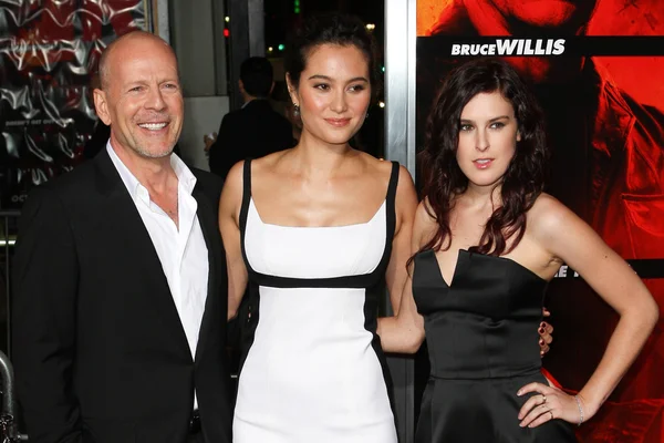 Emma Heming, Bruce Willis y Rumer Willis llegan al estreno de la película especial de Los Ángeles — Foto de Stock