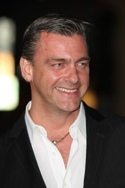 Ray stevenson uczęszcza książki eli premiera — Zdjęcie stockowe