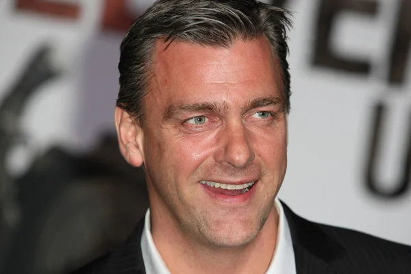 Ray stevenson uczęszcza książki eli premiera — Zdjęcie stockowe