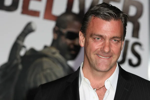 Ray stevenson katılır eli Yayın tarihi kitabı