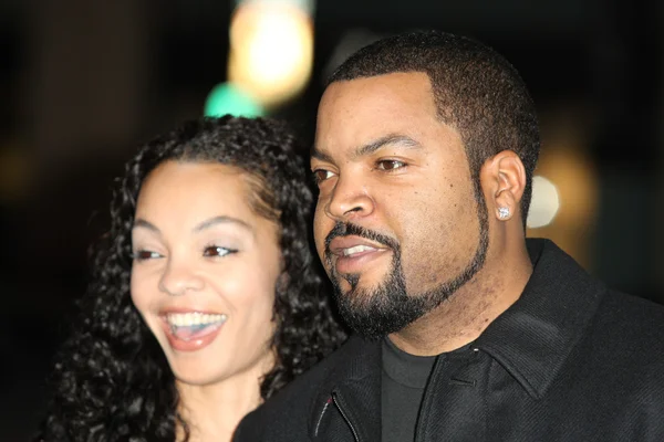 Ice Cube y Kimberly Woodruff asisten al estreno del Libro de Eli — Foto de Stock