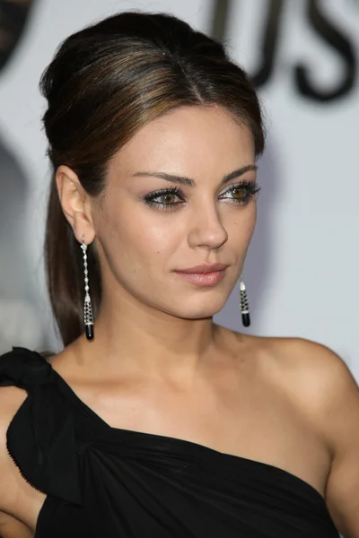 Mila kunis woont het boek van eli première — Stockfoto