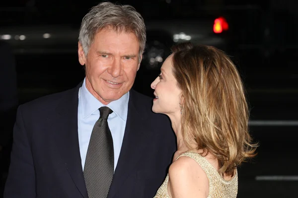 Harrison ford a calista flockhart zúčastnit mimořádné opatření premiéra — Stock fotografie