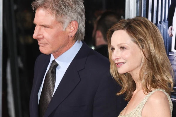 Harrison ford und calista flockhart bei der premiere der außergewöhnlichen maßnahmen — Stockfoto