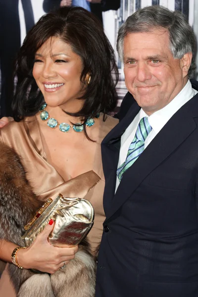 Leslie Moonve and wife Julie Chen attend the Extraordinary Measures premiere — Stock Photo, Image