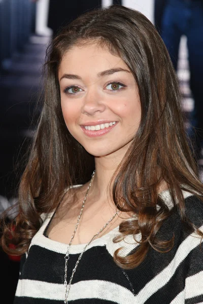 Sarah Hyland partecipa alla premiere delle misure straordinarie — Foto Stock