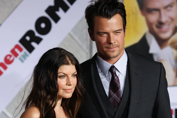 Josh Duhamel y Fergie asisten al estreno de When In Rome — Foto de Stock