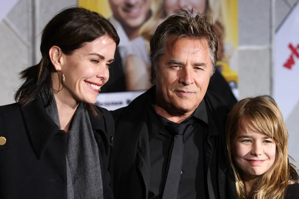 Don Johnson con su esposa Kelley Phleger y su hija asisten al estreno de When In Rome — Foto de Stock