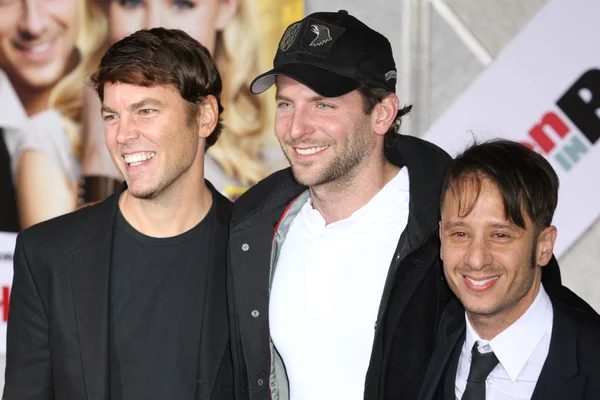 Mark Steven Johnson, Bradley Cooper y Andrew Panay asisten al estreno de When In Rome — Foto de Stock