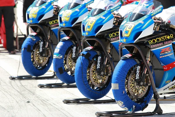 Equipo Rockstar Makita Suzuki tiene 4 motos alineadas antes del inicio de la carrera — Foto de Stock