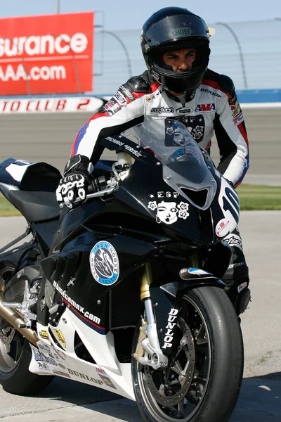 Chris Peris tenta obter o seu BMW S1000RR durante a corrida — Fotografia de Stock