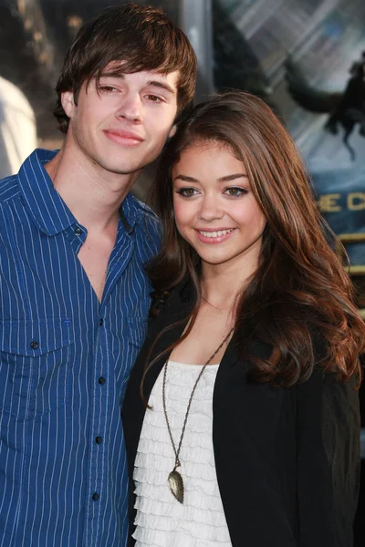 Mat prokop en sarah hyland wonen de botsing van de Titanen première — Stockfoto