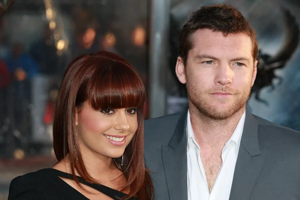 Sam Worthington e a namorada Natalie Mark participam da estreia de Clash of the Titans — Fotografia de Stock