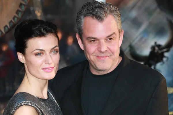 Danny Huston and Lyne Renee attend the Clash of the Titans premiere — Stock Photo, Image