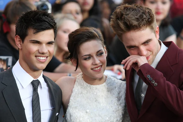 Robert Pattinson, Kristen Stewart & Taylor Lautner presenziano alla prima di The Twilight Saga Eclipse Los Angeles — Foto Stock